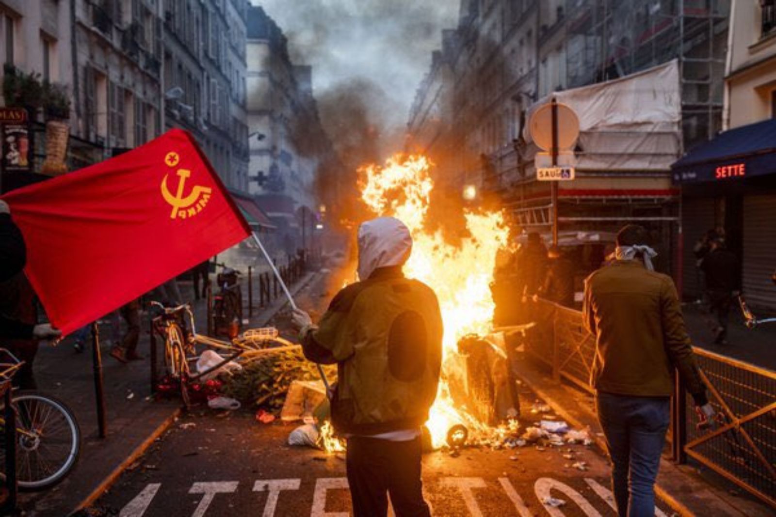 PARIS SOB PROTESTOS PARIS SOB PROTESTOS