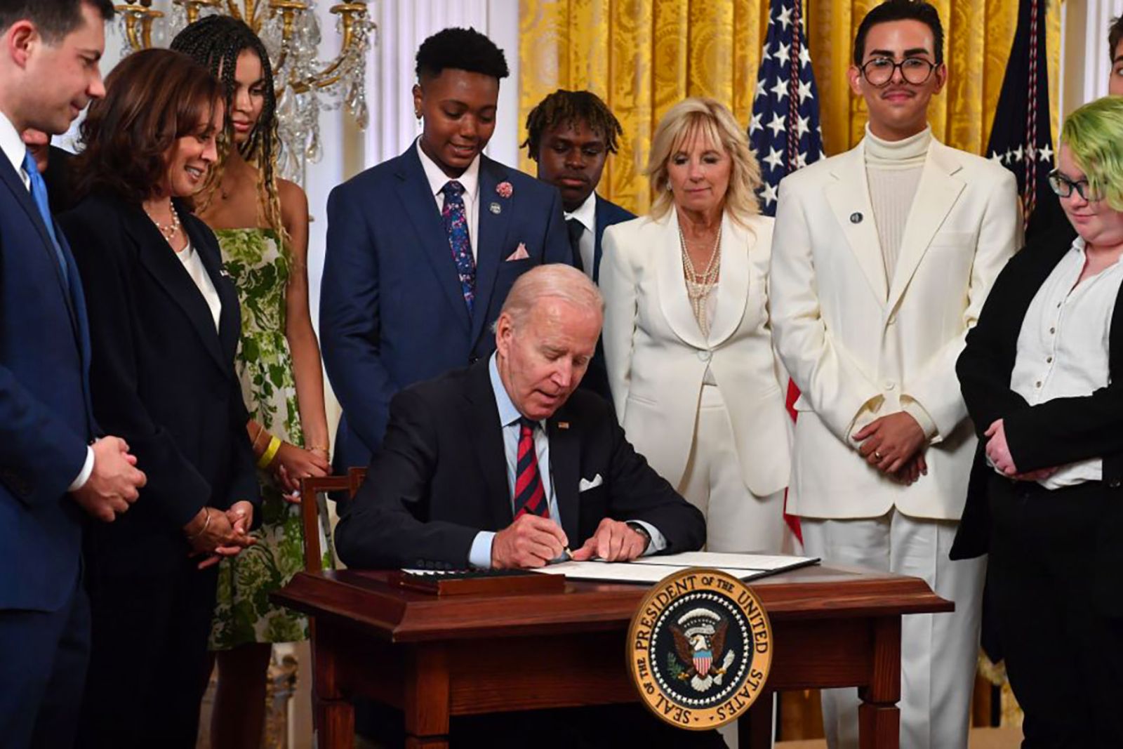 BIDEN TRANSGÊNEROS EUA