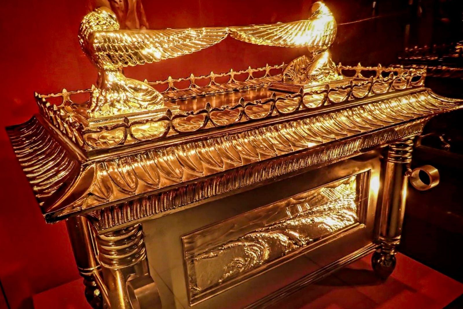 A Arca da Aliança: objeto sagrado e misterioso, seu paradeiro atual é debatido e envolto em especulações e fé.