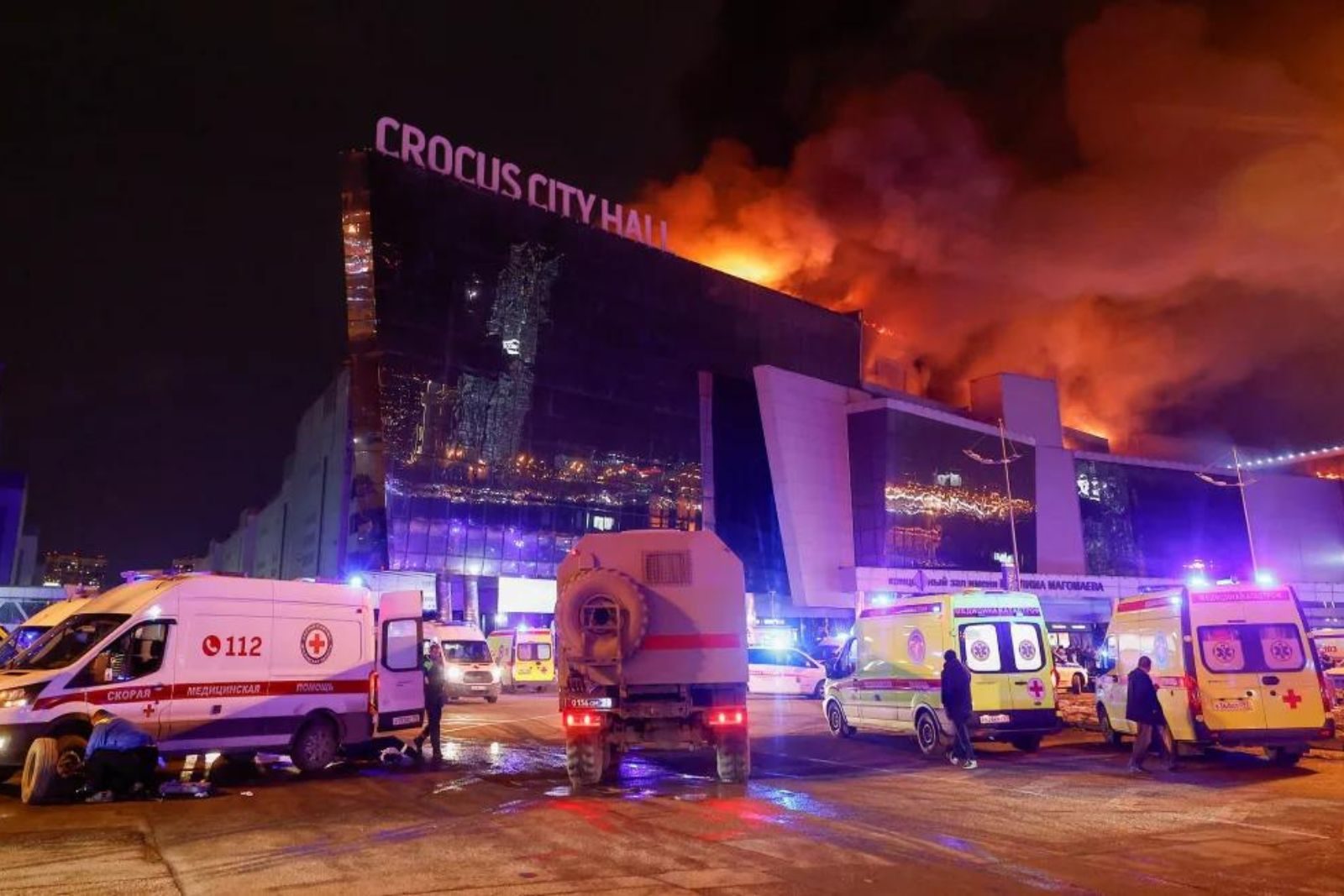 Ataque terrorista em Moscou deixa dezenas de mortos e feridos. Alerta dos EUA sobre ameaça do ISIS foi rejeitado por Putin.