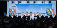 A Sérvia considera aderir ao BRICS como alternativa à UE, buscando oportunidades de desenvolvimento econômico e cooperação internacional.