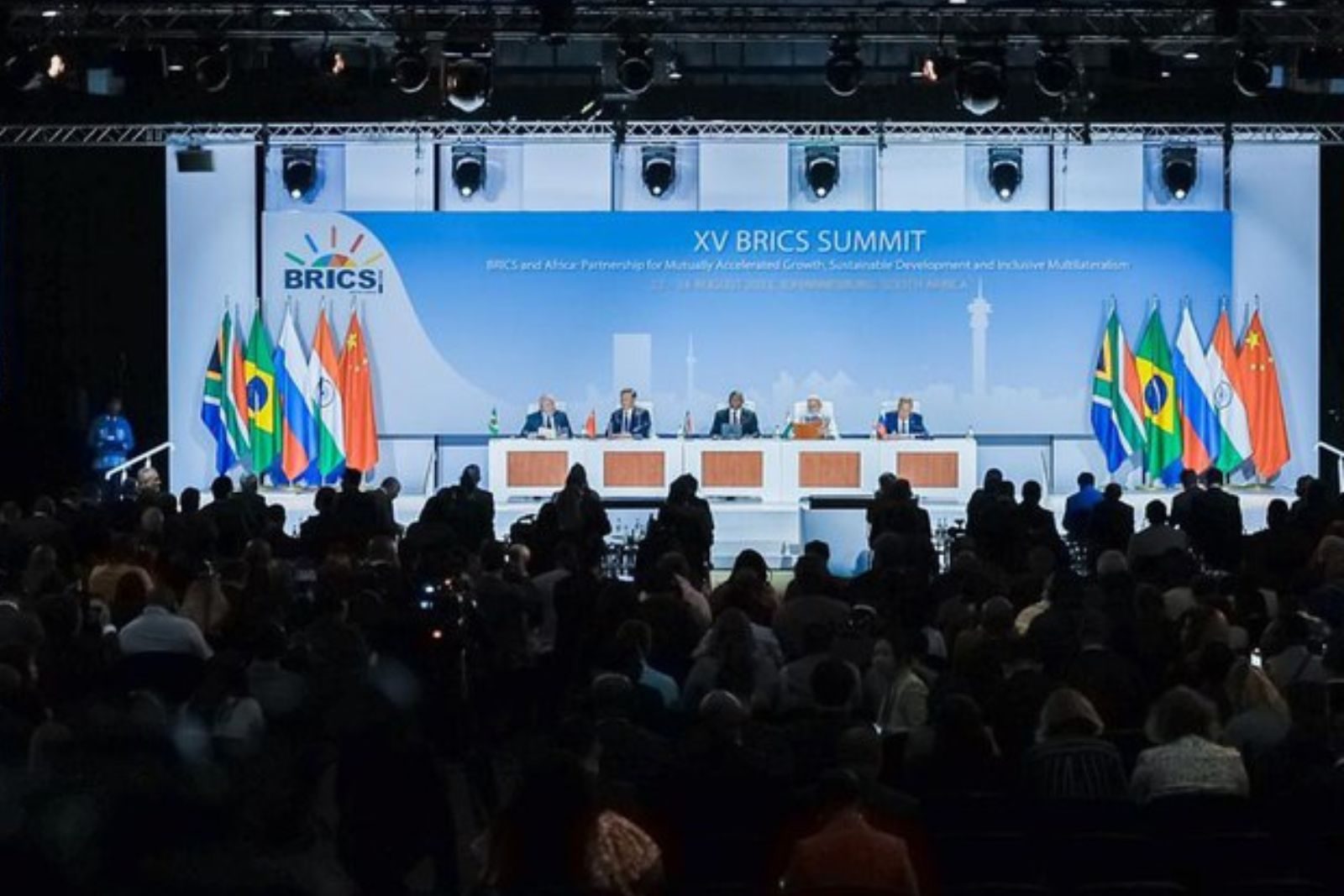 Sérvia Cúpula BRICS adesão A Sérvia considera aderir ao BRICS como alternativa à UE, buscando oportunidades de desenvolvimento econômico e cooperação internacional.