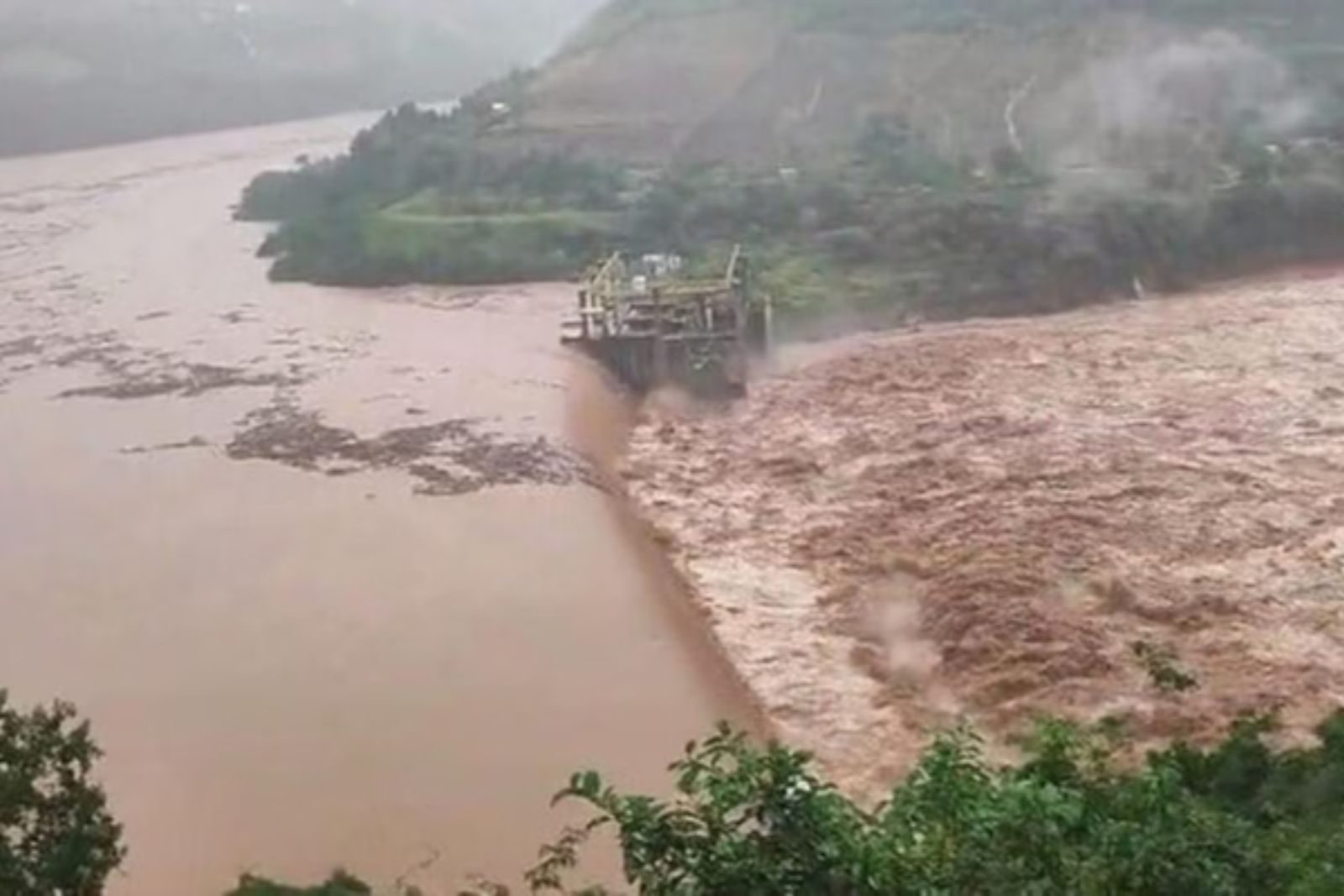 Flexibilização ambiental afeta barragens no Rio Grande do Sul.