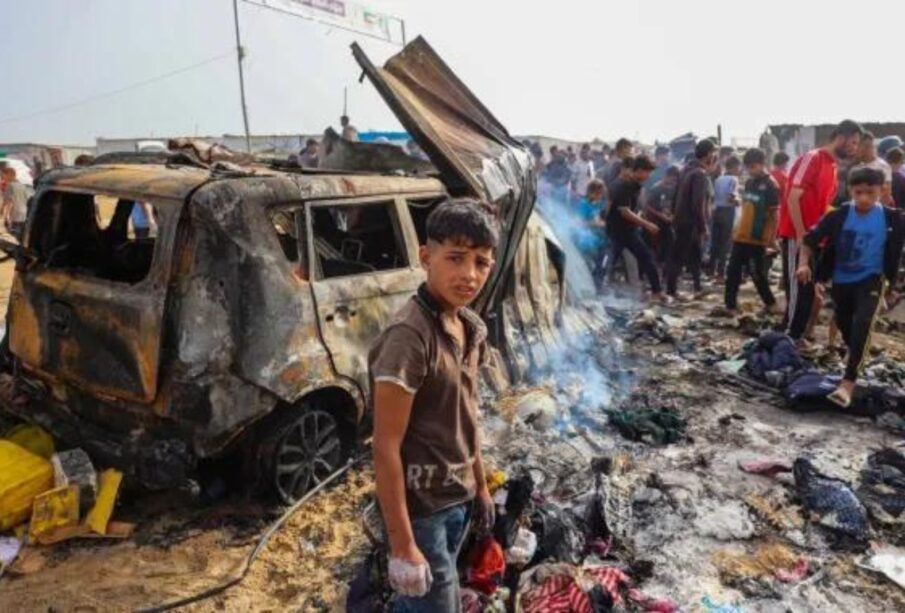 Israel bombardeia acampamento em Rafah, matando civis 65 Israel bombardeia Rafah