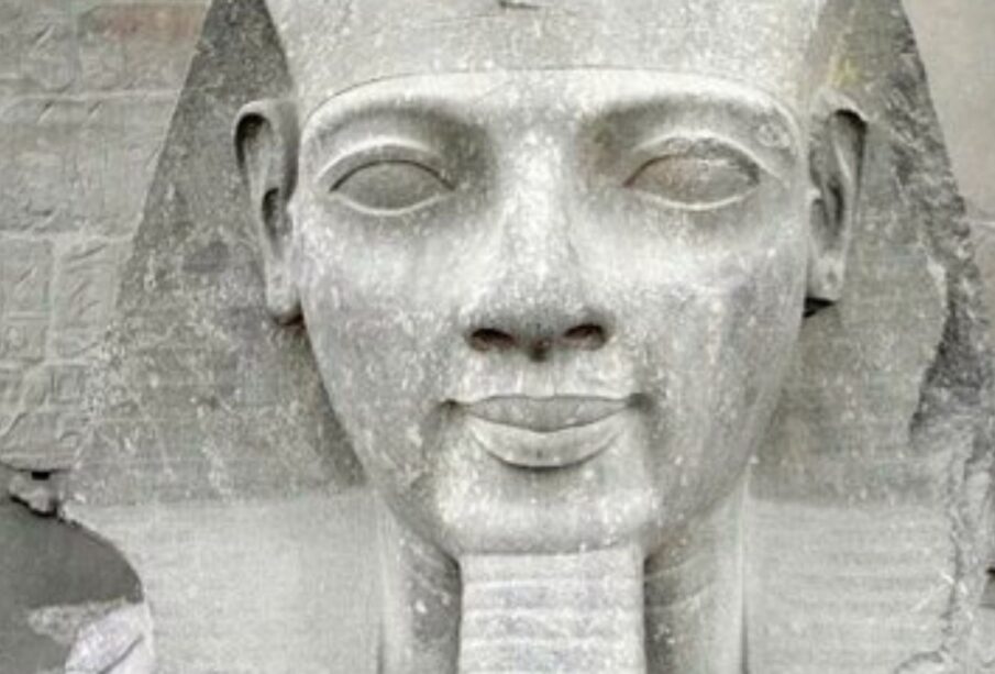 Estátua egípcia construída há 3 mil anos tem simetria perfeita 65 Simetria Estatua Ramses II