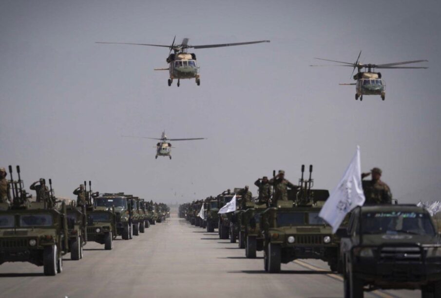 Talibã realiza desfile militar com equipamento dos EUA 65 Taliba equipamentos EUA