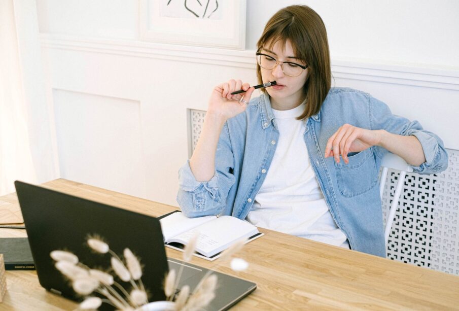 Home Office: Liberdade ou isolamento? Desafios do trabalho remoto 65 HOME OFFICE
