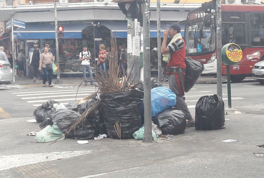 Lixo nas calçadas: Um problema de saúde pública e mobilidade 65 LIXO NAS CALÇADAS