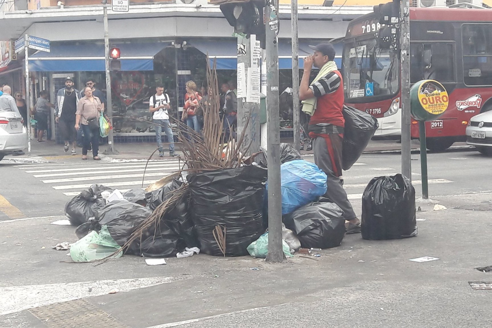 LIXO NAS CALÇADAS LIXO NAS CALÇADAS