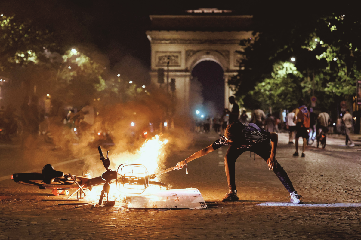PARIS EM CHAMAS PARIS EM CHAMAS